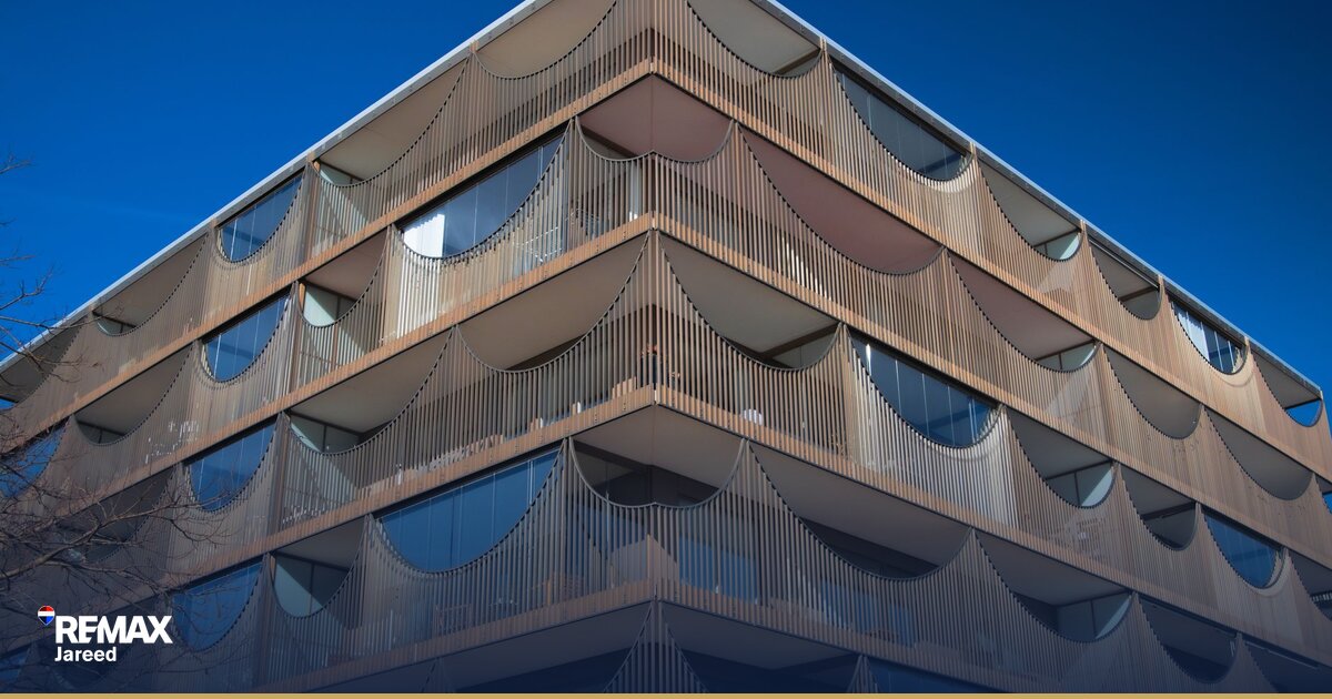 مخطّطات هندسيّة ومشروع عقاريّ قيد الإنشاء في مصر يُظهر الفرق بين Off-Plan والجاهز