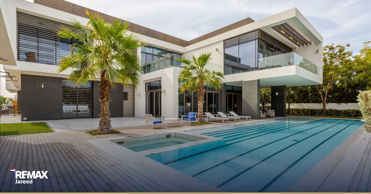 شارع سكنيّ في حدائق أكتوبر يظهر عمارات وأشجار وعائلات تسير على الرصيف