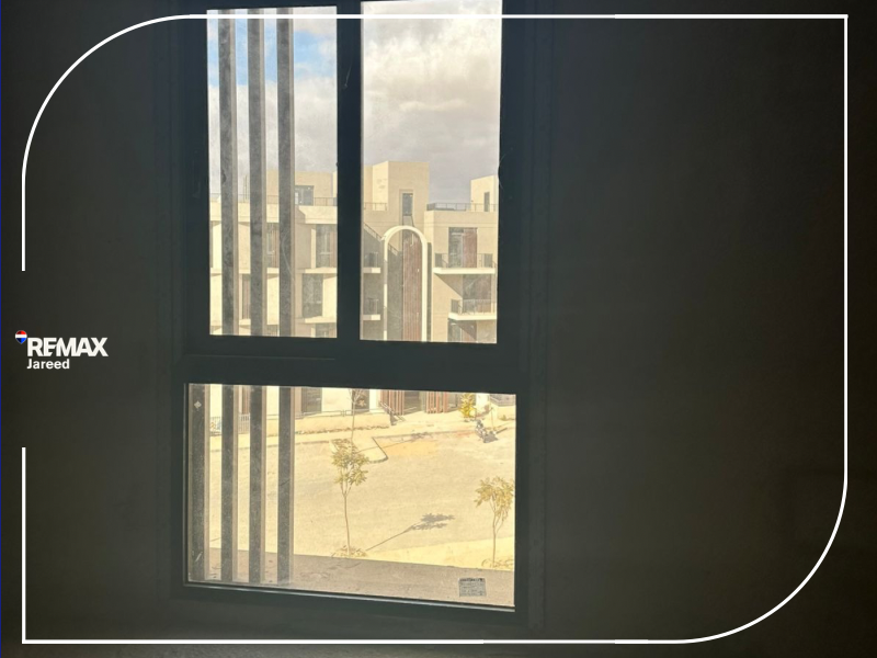 مستندات تمويل عقاري وآلة حاسبة على طاولة مكتب، مصر