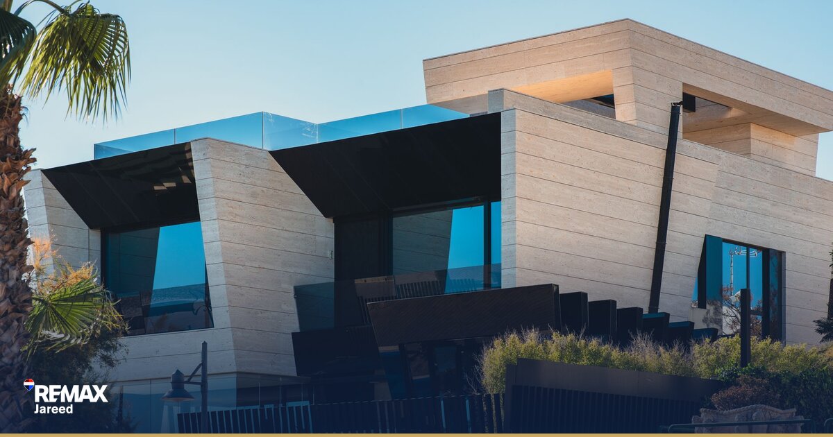 جدول مقارنة عمولات الوكيل العقاري بين نموذج RE/MAX والوساطة التقليدية