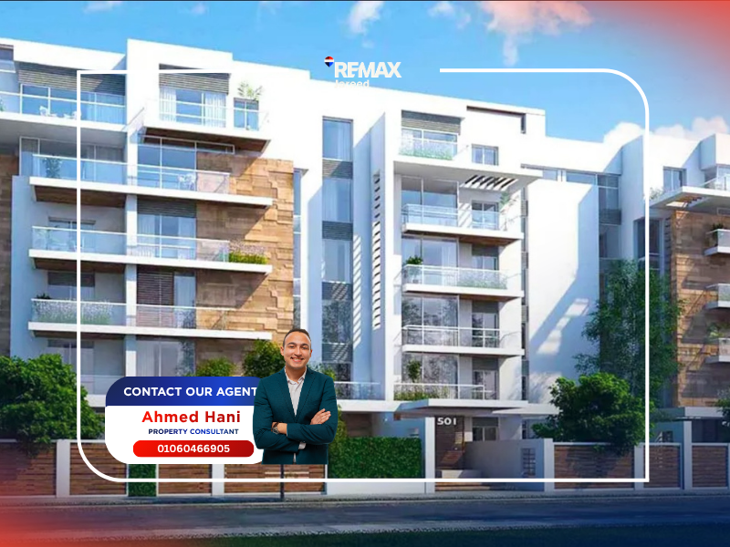 وكيل عقاري يعمل على حاسوب محمول في مكتب RE/MAX بالقاهرة أثناء متابعة صفقات العملاء
