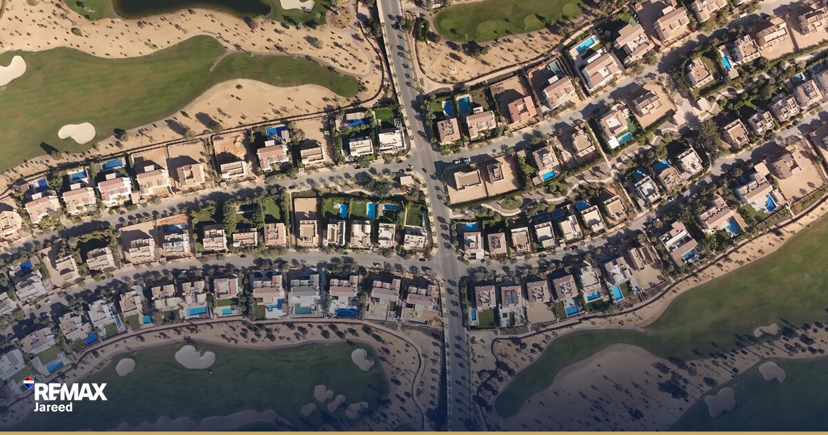 مشاريع سكنيّة حديثة في كمبوندات زايد الجديدة تُظهر فيلات وشققاً تحت الإنشاء بمساحات خضراء