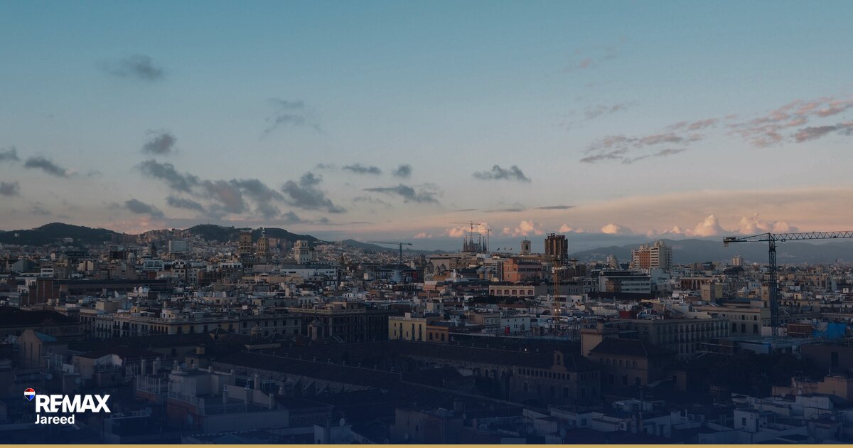 مشهد جوي لكمبوند سكني حديث في غرب القاهرة يُظهر المساحات الخضراء والتصميم العمراني المنظّم
