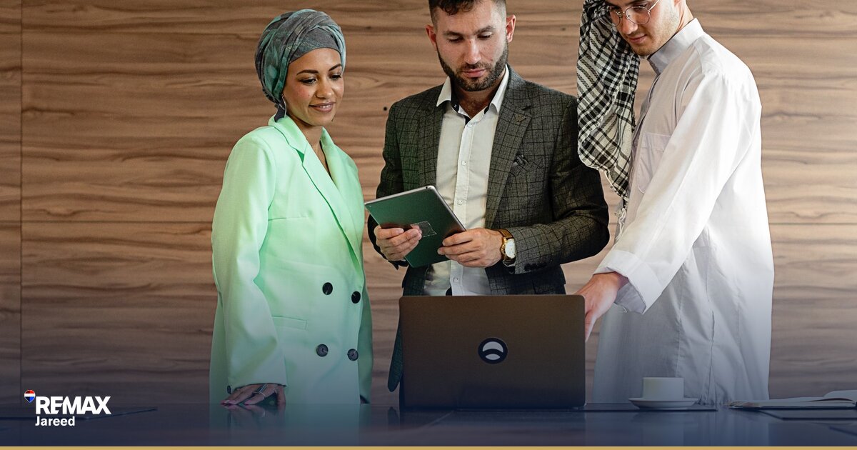 مكتب منظّم مع تقويم وخطة عمل وقلم، يرمز إلى التخطيط للانتقال المهني إلى العقارات