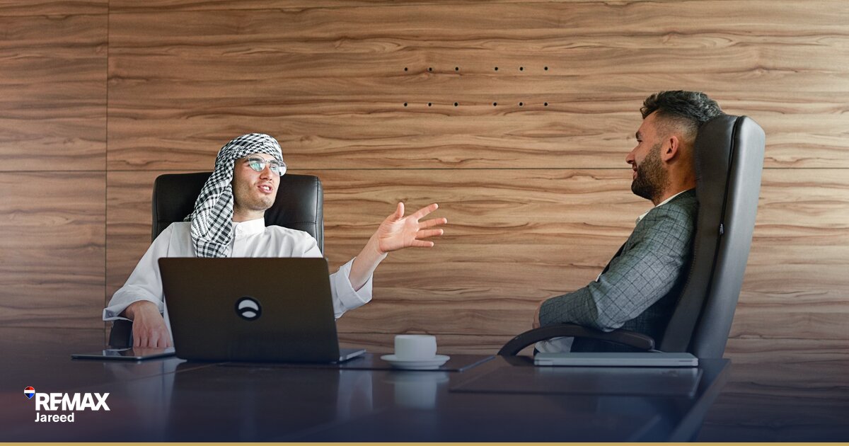 مُصافَحة يَدَين خلال جَلسة تَفاوُض عقاريّ احترافيّة تَرمز للوُصول لعَرض مُضادّ مُتوازن