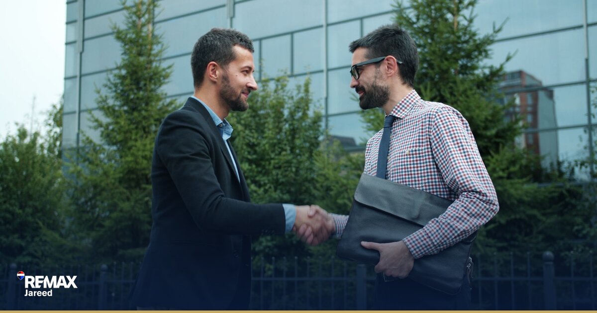 وكيل عقاري محترف يعمل على بناء علامته الشخصية عبر المحتوى الرقمي والتواصل المباشر مع العملاء