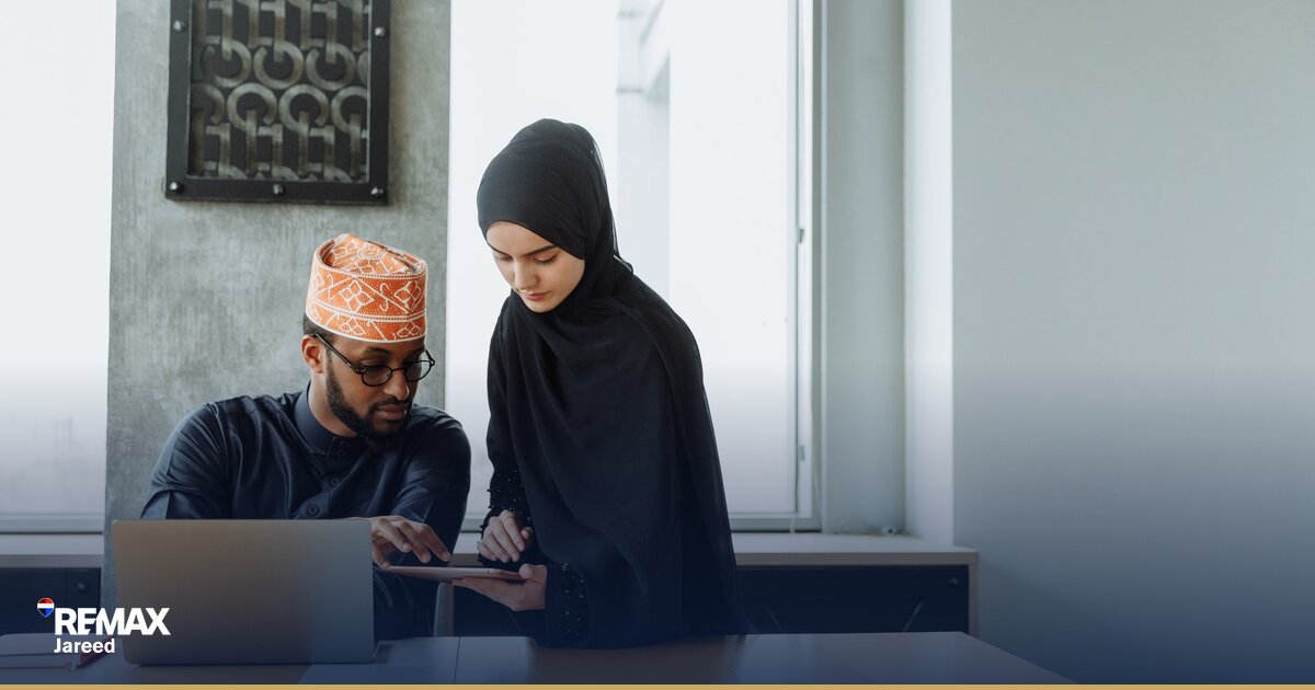 جلسة تفاوض عقاريّ بين بائع ومشترٍ في مكتب حديث بالشيخ زايد