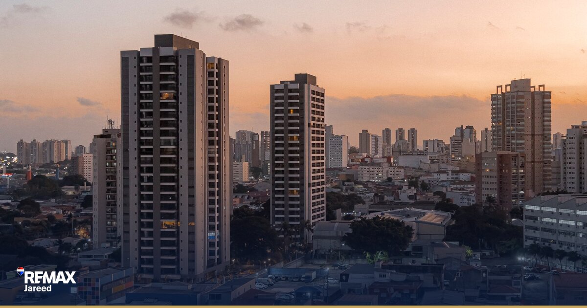 موقع بناء كمبوند سكني حديث في غرب القاهرة يوضّح مراحل تطوير المشاريع الأوف-بلان