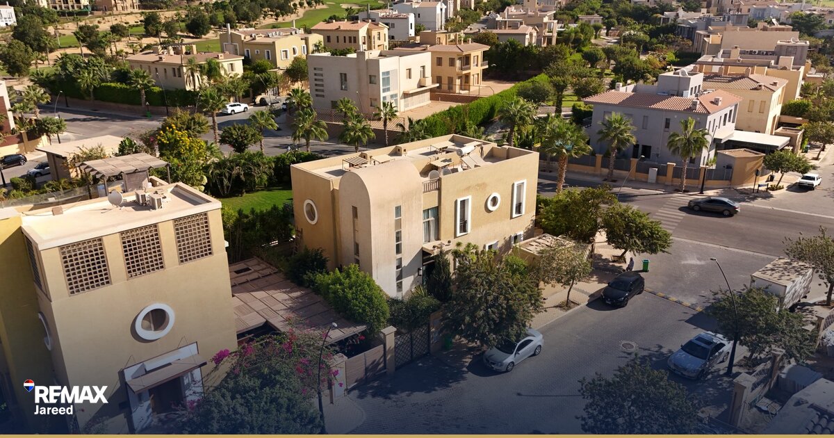 موقع إنشاء كمبوند حديث في غرب القاهرة يوضّح الفرق بين مراحل البناء والوحدات الجاهزة