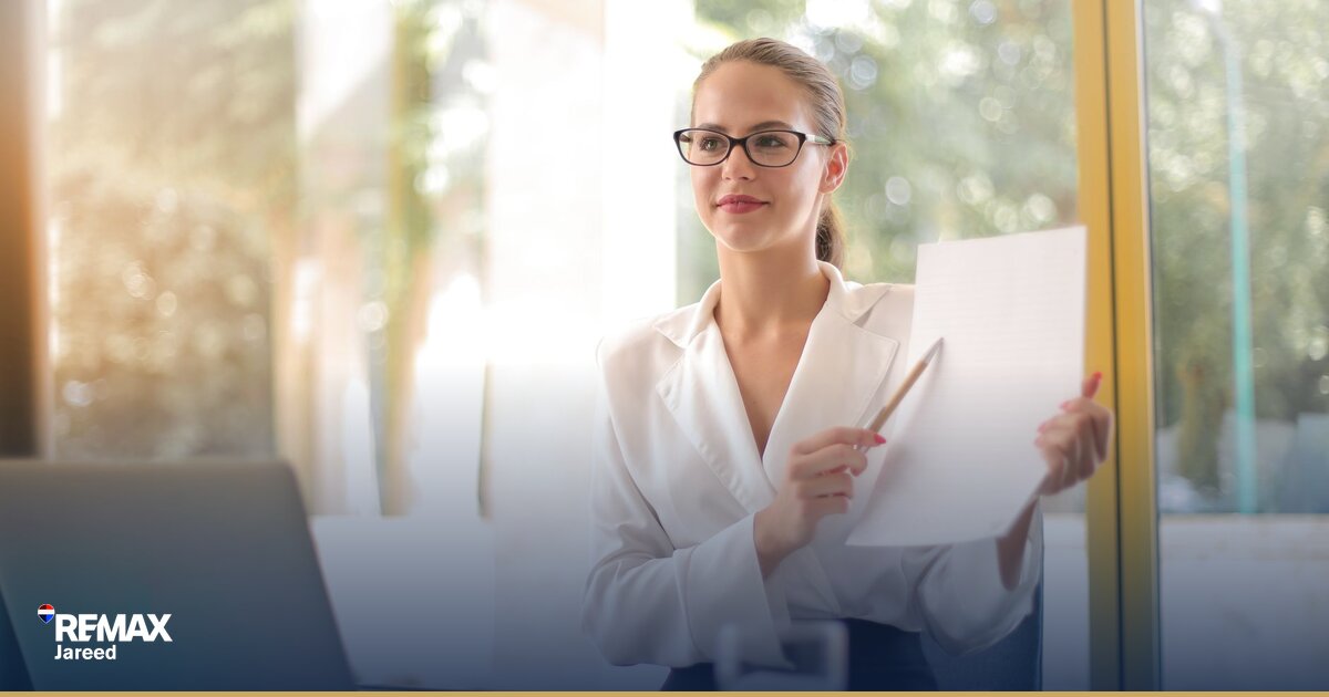 وكيلة عقارية في مكتب RE/MAX تراجع مستندات صفقة عقارية في الشيخ زايد