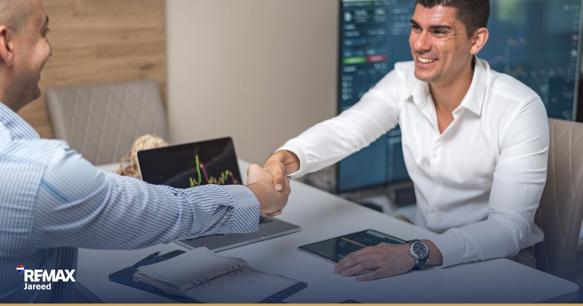 وكيل عقاري ناجح يستعرض عقود ومفاتيح وحدات سكنية في 6 أكتوبر والشيخ زايد