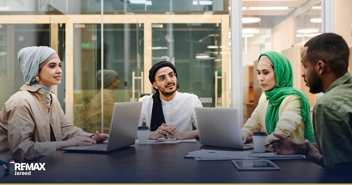 مُصافحة بين بائع ومُشترٍ عقار لإتمام صفقة بيع وحدة سكنية في الشيخ زايد و6 أكتوبر