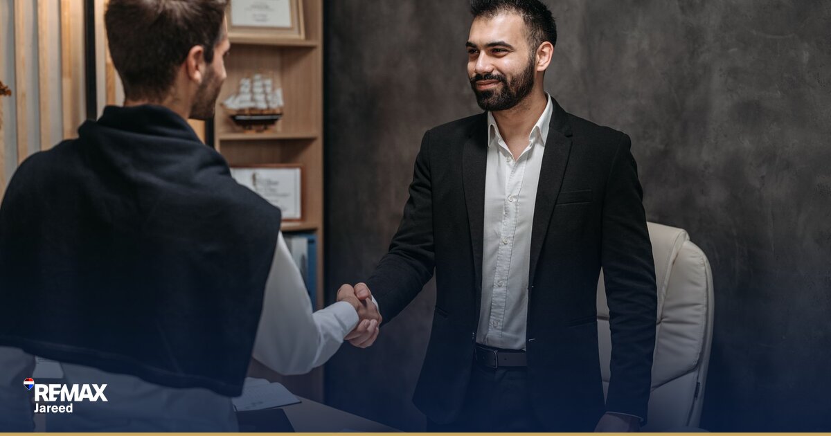 مشتري ووكيل عقاري يتفقدان وحدة سكنية حديثة في الشيخ زايد مع إضاءة طبيعية