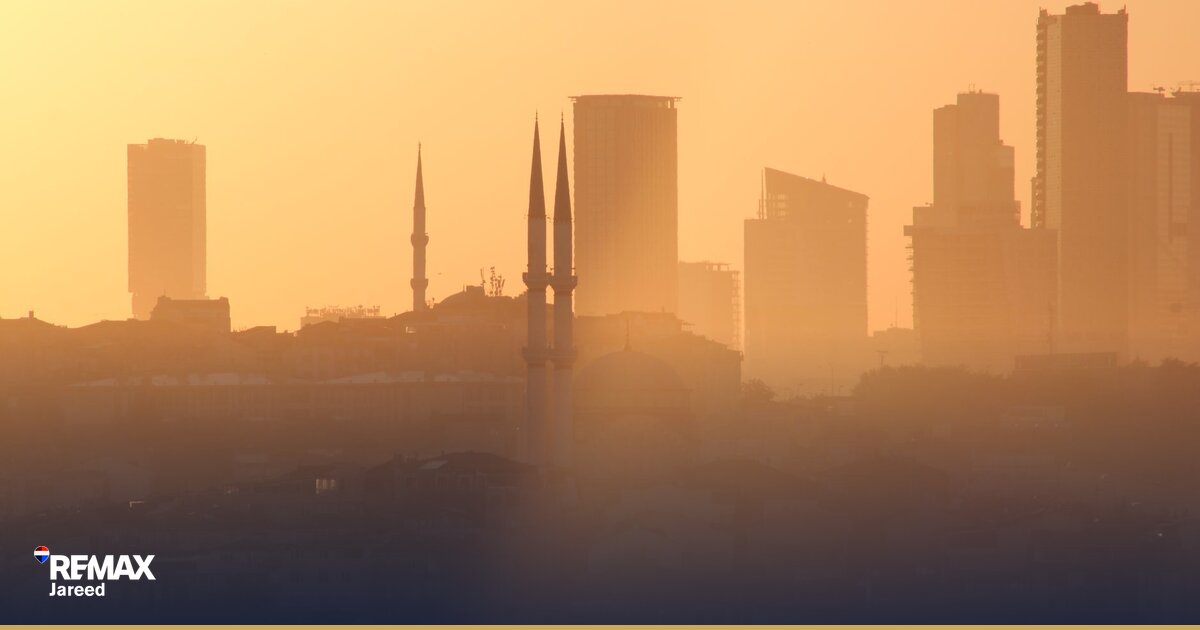 ملعب جولف أخضر محاط بفلل سكنية في كمبوند أليجريا الشيخ زايد غرب القاهرة