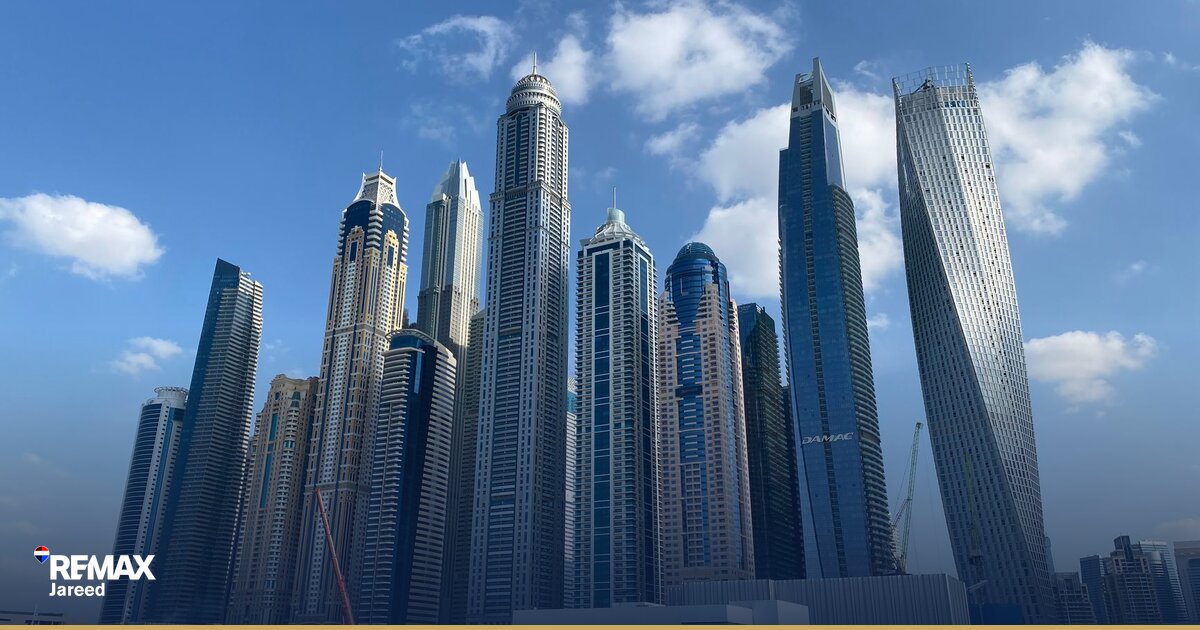 شارع سكني في منطقة بيفرلي هيلز الشيخ زايد يظهر العمارات والفلل والأشجار