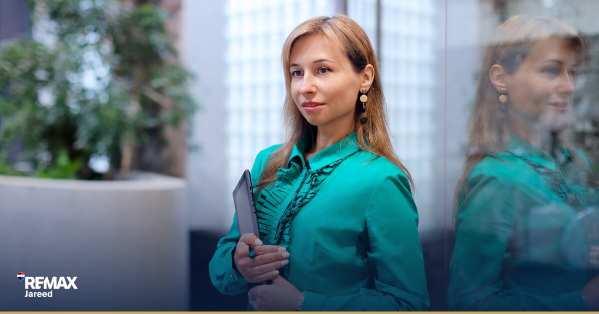 وكيل عقاري يدرس خريطة أحياء غرب القاهرة لاختيار منطقة تخصّص جغرافي