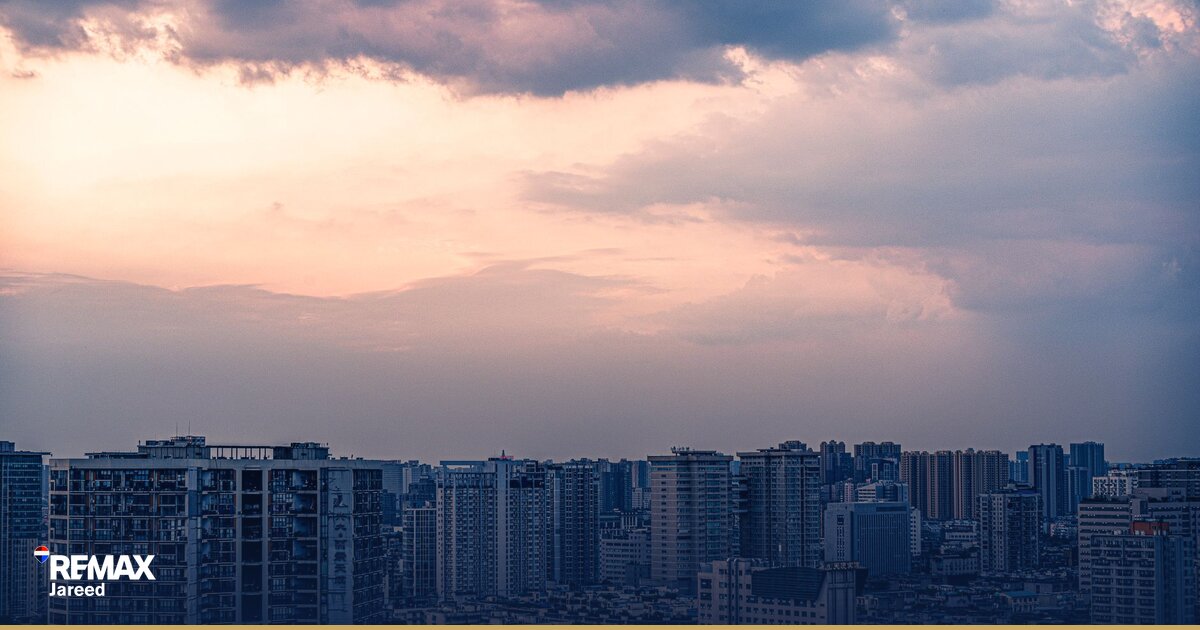 كمبوند سكنيّ حديث بمساحات خضراء واسعة وبحيرة صناعيّة في الشيخ زايد غرب القاهرة