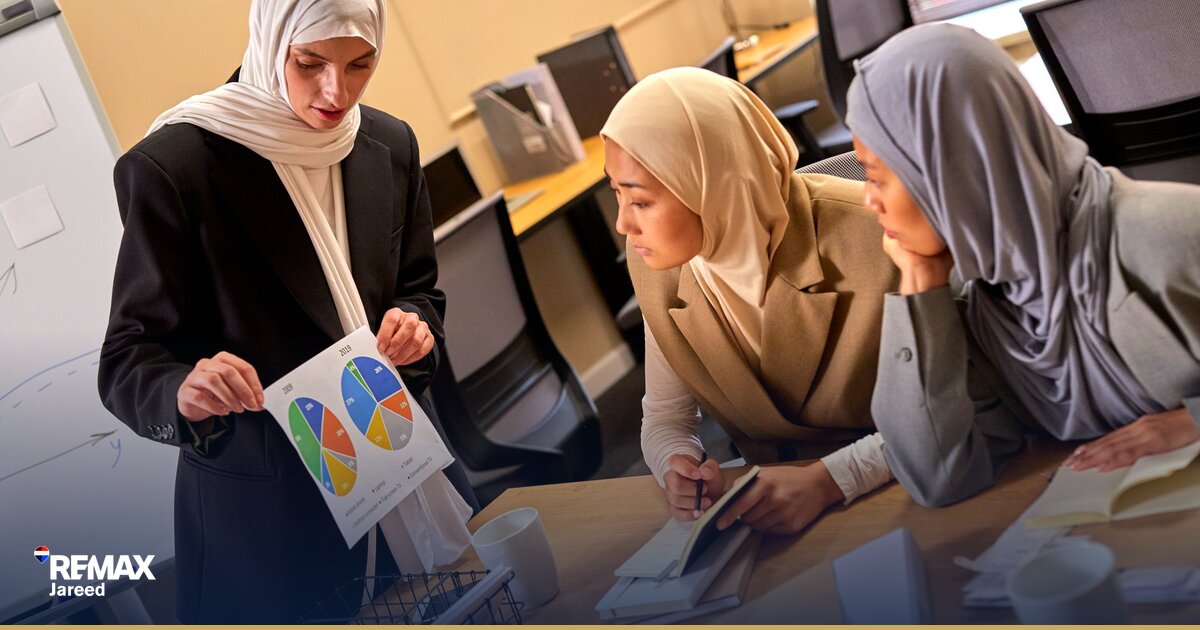 وكيل عقاريّ يراجع عقد وساطة وحاسبة عمولة على مكتب في مكتب عقارات حديث
