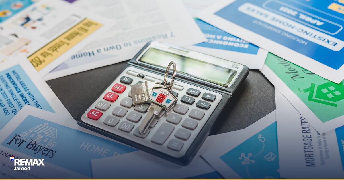 عائلة تحسب ميزانية شراء شقة باستخدام حاسبة ومستندات على طاولة