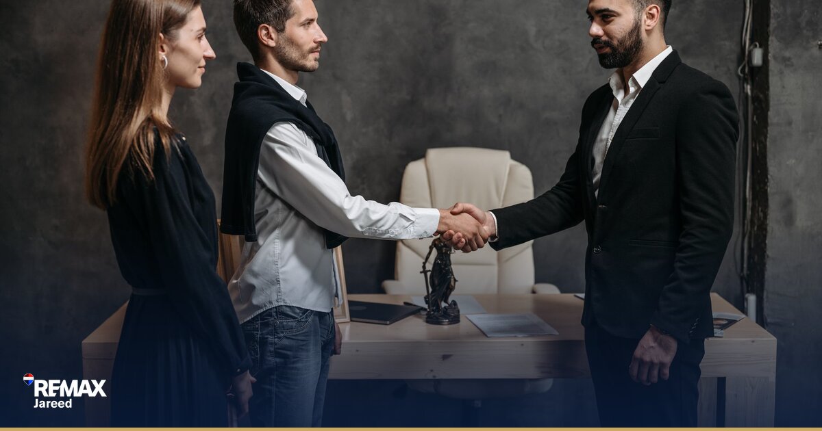 مصافحة بين بائع ومشتري عقار عند التوقيع على عقد بيع وحدة سكنية في الشيخ زايد أو 6 أكتوبر