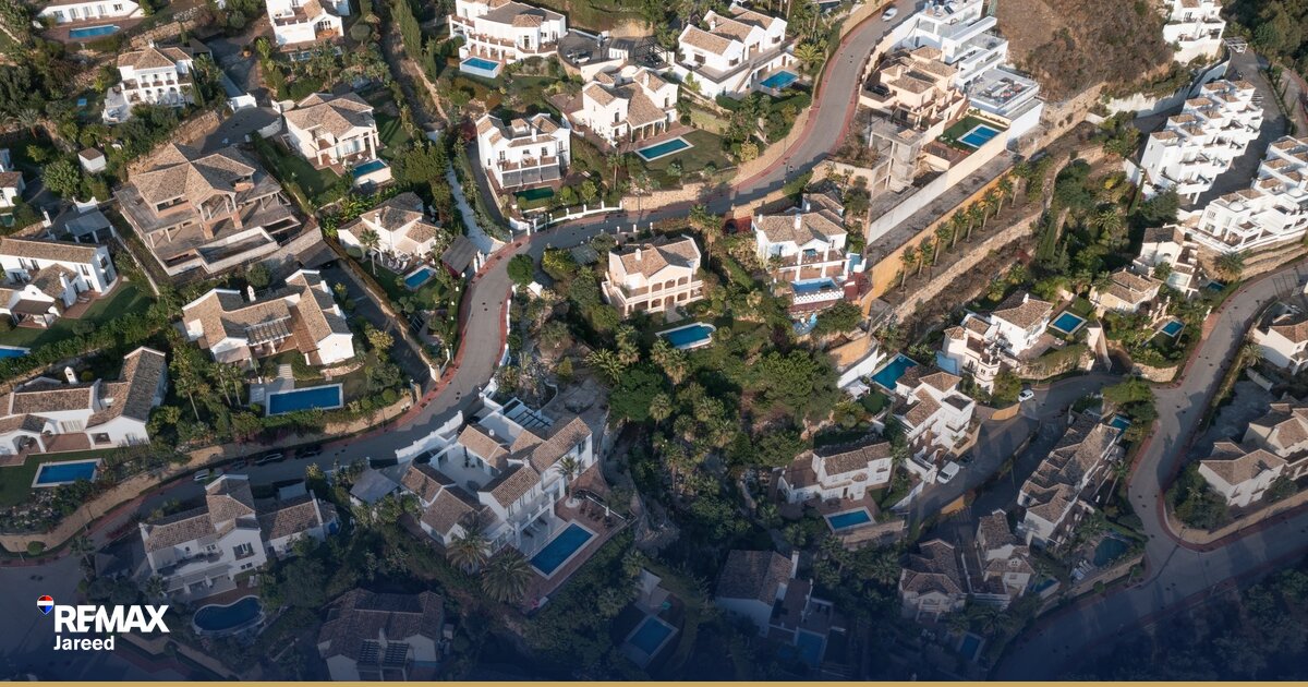 منظر لشارع سكني في منطقة حدائق أكتوبر بمدينة 6 أكتوبر مع عمارات وأشجار