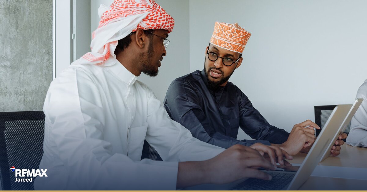 وكيل عقاريّ يراجع بيانات إعلان عقاريّ على شاشة حاسوب محمول لتحليل الأداء في الأيّام الأولى