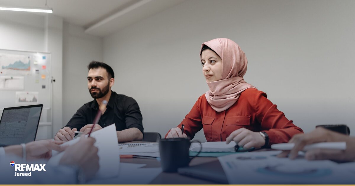 توقيع عقد بيع عقاري بين بائع ومشتري في الجولة الأخيرة من المفاوضات