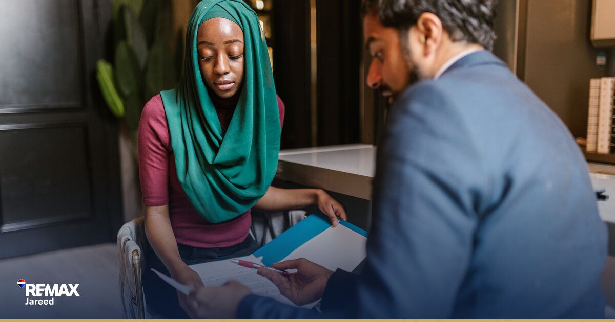 آلة حاسبة ومستندات مالية على مكتب لحساب عمولة الوكيل العقاري