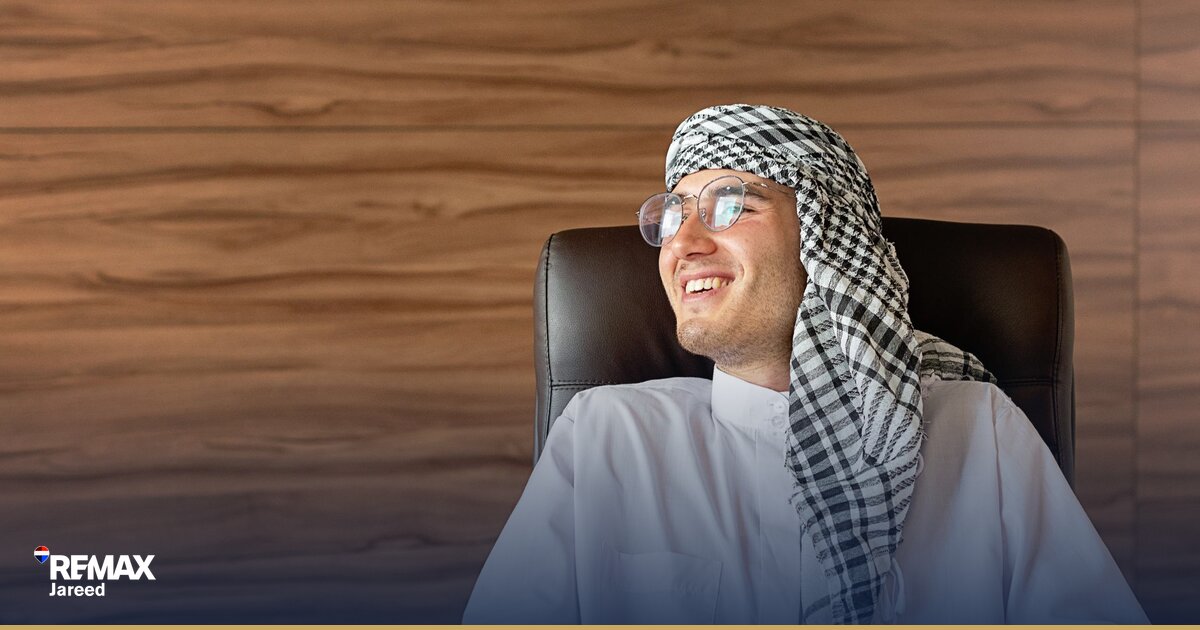 وكيل عقاري يحسب العمولة والرسوم في مكتب عقاري بالشيخ زايد