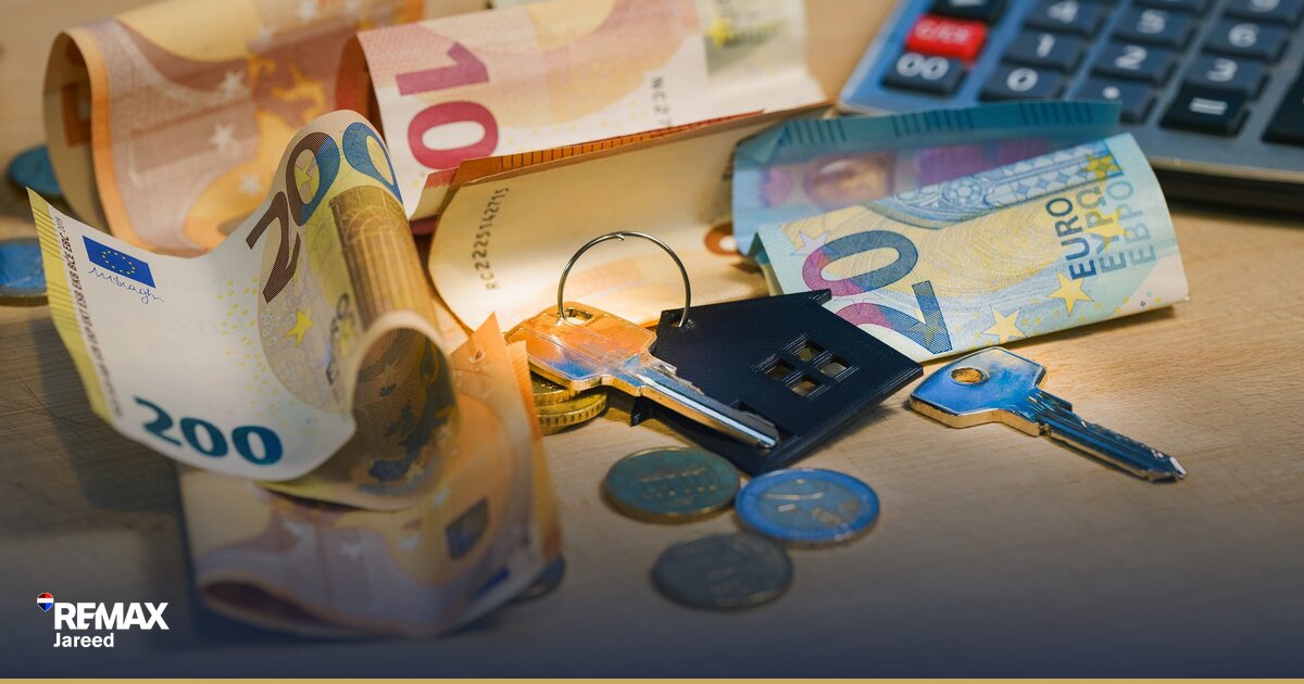 وكيل عقاريّ يُراجع تقرير تقييم وحدة سكنيّة في الشيخ زايد مع حاسبة ومستندات صفقات على مكتب عصريّ