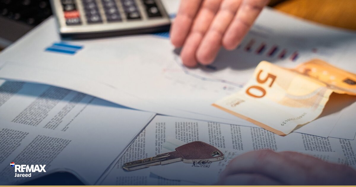 عائلة مصرية تراجع مستندات التمويل العقاري وحاسبة الأقساط لشراء شقّة في الشيخ زايد