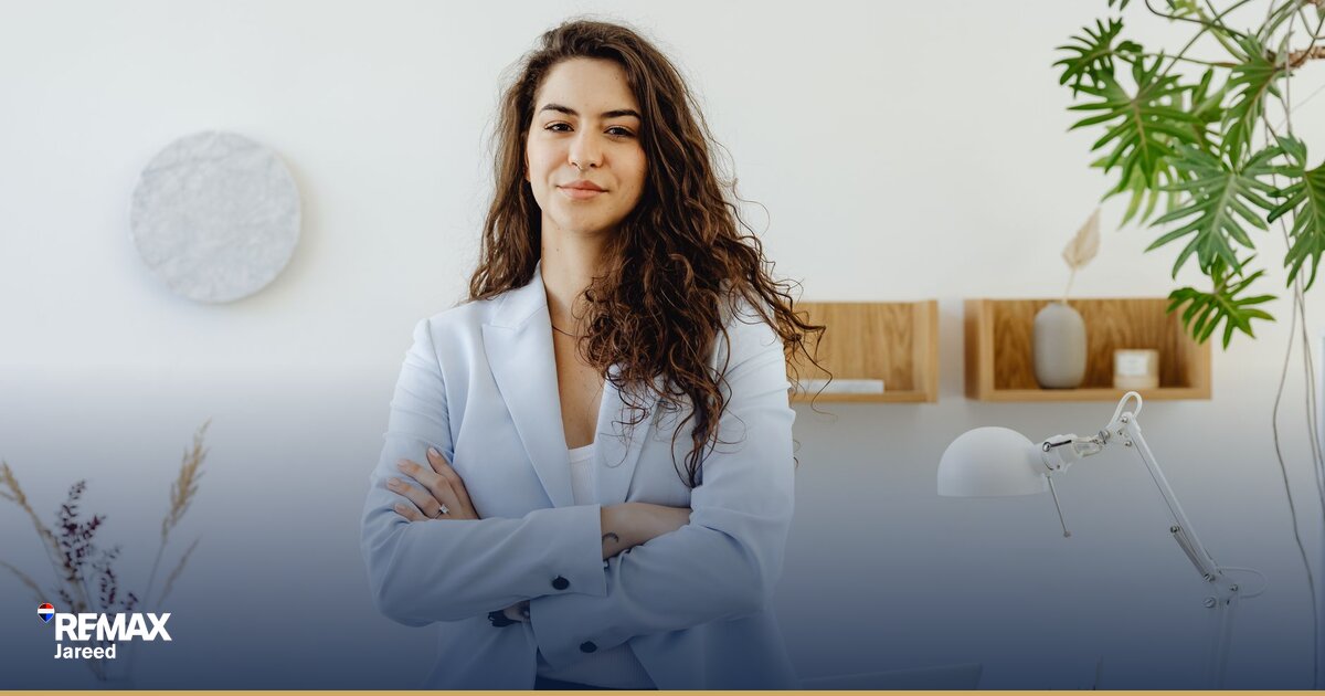 مفاوضات بيع عقار بين بائع ومشترٍ حول طاولة مع مستندات وآلة حاسبة