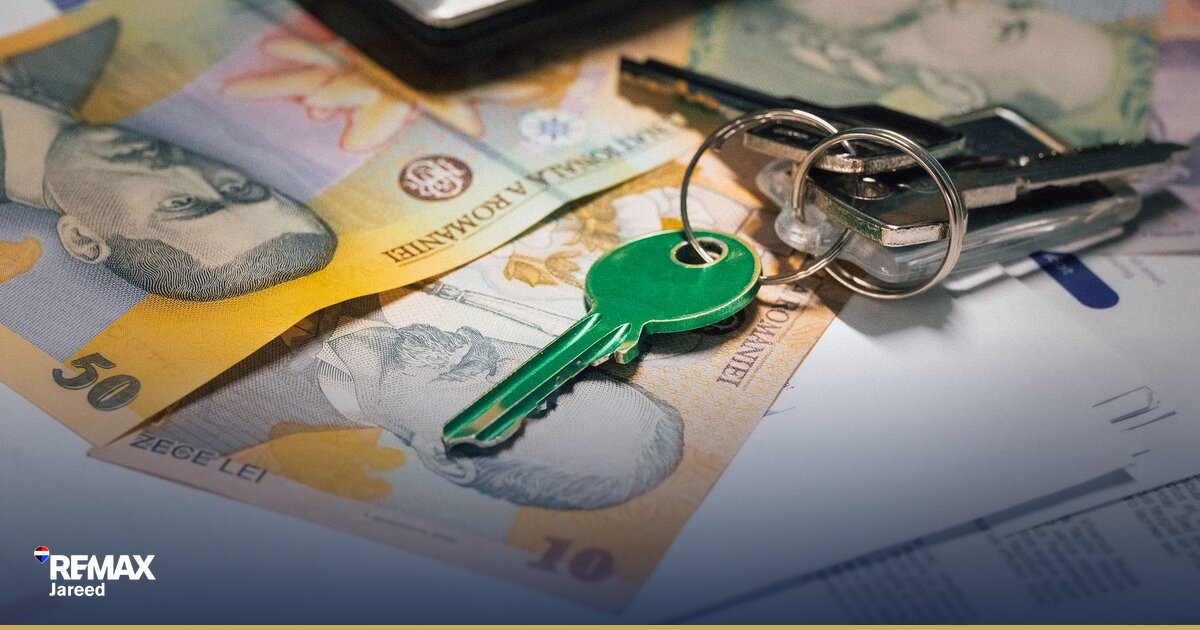 مُخطّط مقارنة أسعار عقارات ومُستندات تقييم عقاريّ على طاولة عمل احترافيّة