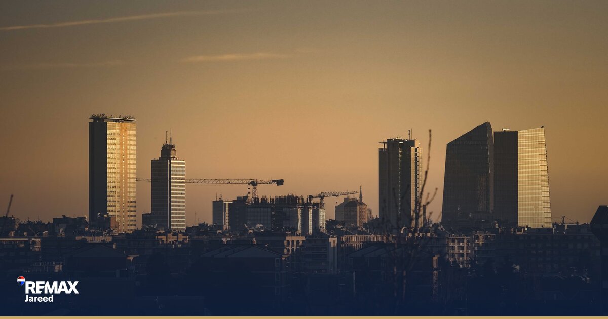 واجهة مجمع سكني حديث في غرب القاهرة، يعكس سوق العقارات النشط في الشيخ زايد و6 أكتوبر