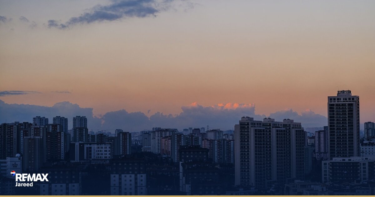 منظر جوي لكمبوند سكني في حدائق أكتوبر مع مساحات خضراء ومبانٍ سكنية متوسطة الارتفاع