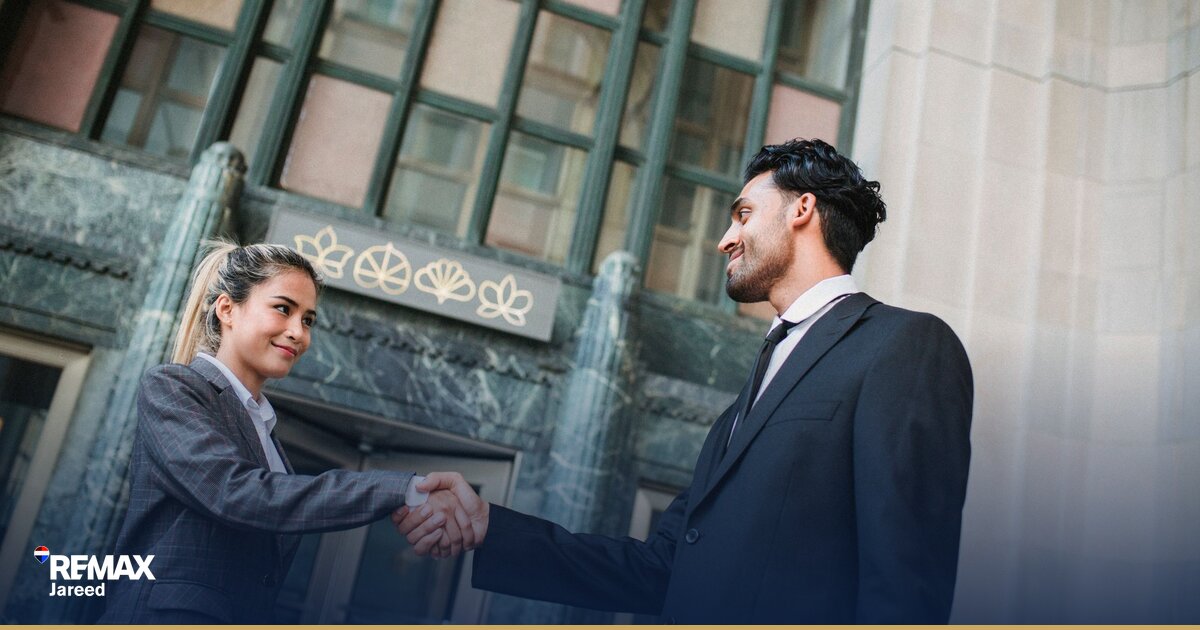 جدول مقارنة أسعار العقارات على طاولة خشبيّة مع آلة حاسبة ومستندات، يُستخدم في مفاوضات بيع عقار بالشيخ زايد و6 أكتوبر