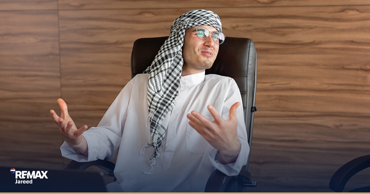 مفاوضات عقارية بين مالك ومشترٍ لتحديد سعر البيع النهائي في الشيخ زايد