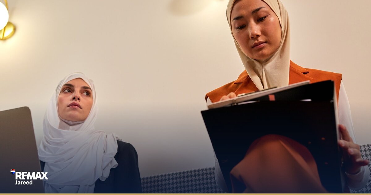 مصافحة مهنية بين وكيل عقاري وعميل في مكتب عقارات حديث بالشيخ زايد
