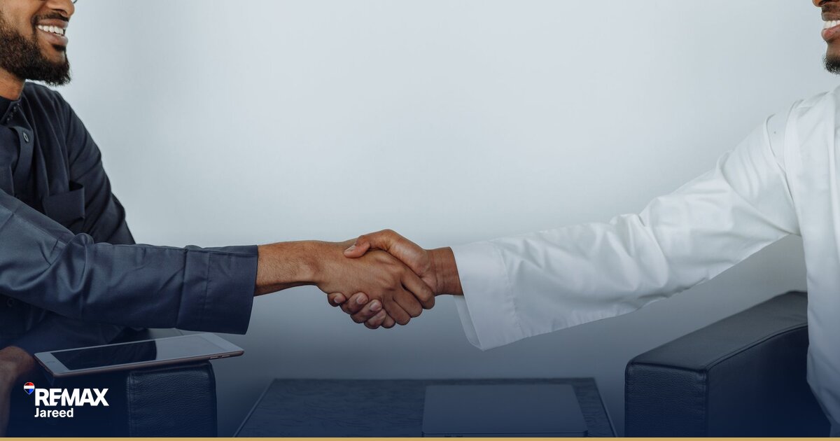 وكيل عقاري ناجح في مكتب RE/MAX يغلق صفقة عقارية بالشيخ زايد