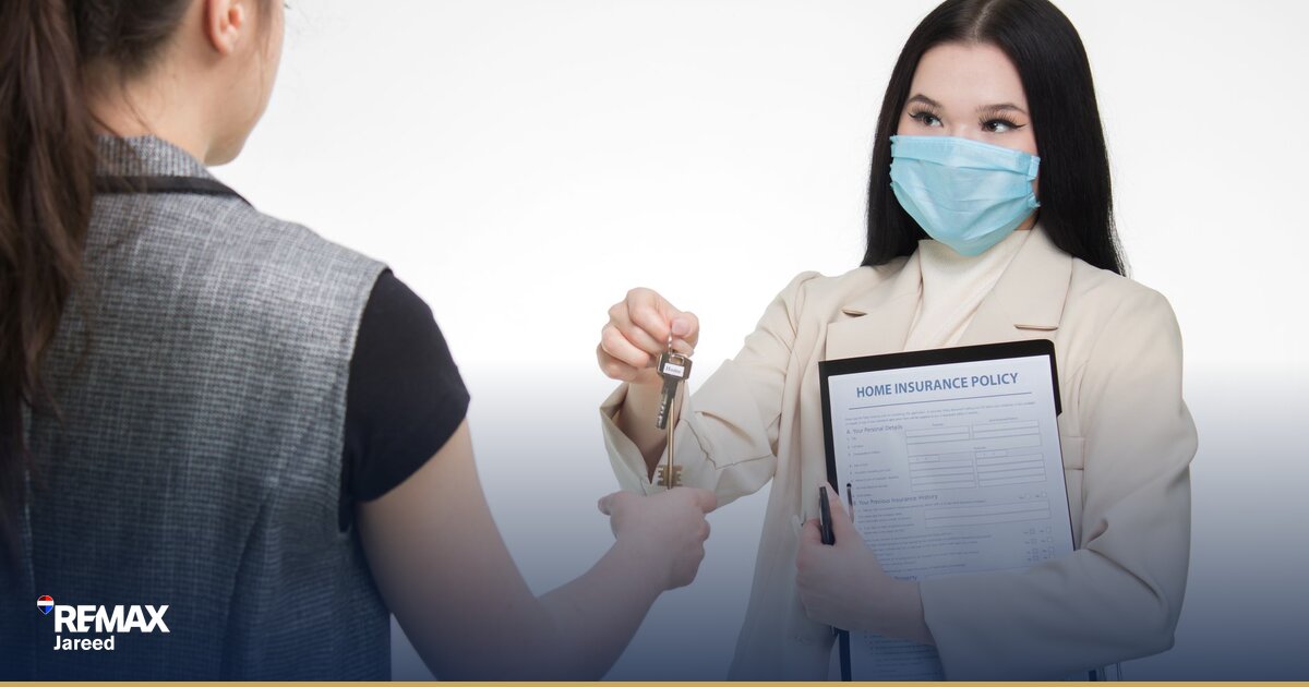 جدول مقارنة أسعار العقارات مع حاسبة على مكتب حديث، لتقييم الوحدات السكنيّة في الشيخ زايد و6 أكتوبر