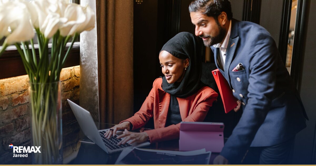 وكيل عقاري يُوقّع عقد أتعاب مع عميل في مكتب عقارات بالشيخ زايد