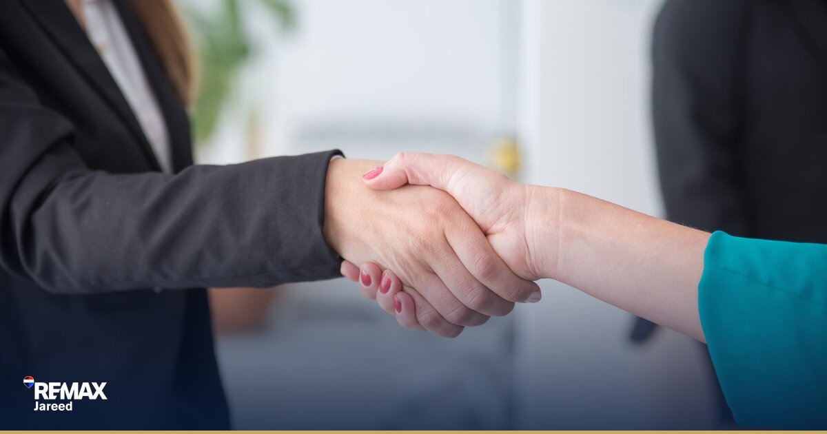 وكيل عقاري يراجع عقد عمل ونسب العمولة في مكتب عقارات بالشيخ زايد
