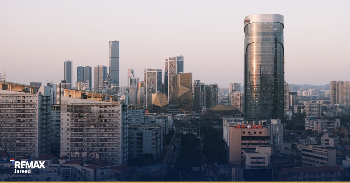 مباني سكنية حديثة محاطة بمساحات خضراء واسعة في كمبوند سوديك ويست الشيخ زايد