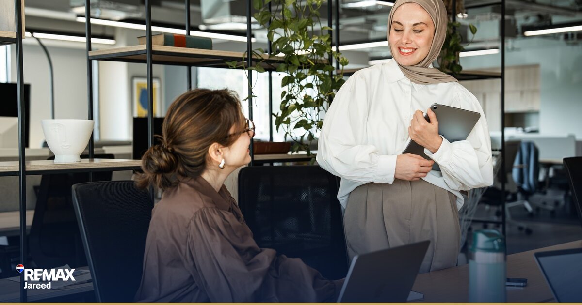 مصافحة بين مشترٍ ووكيل عقاري بعد الاتفاق على سعر شقة في الشيخ زايد