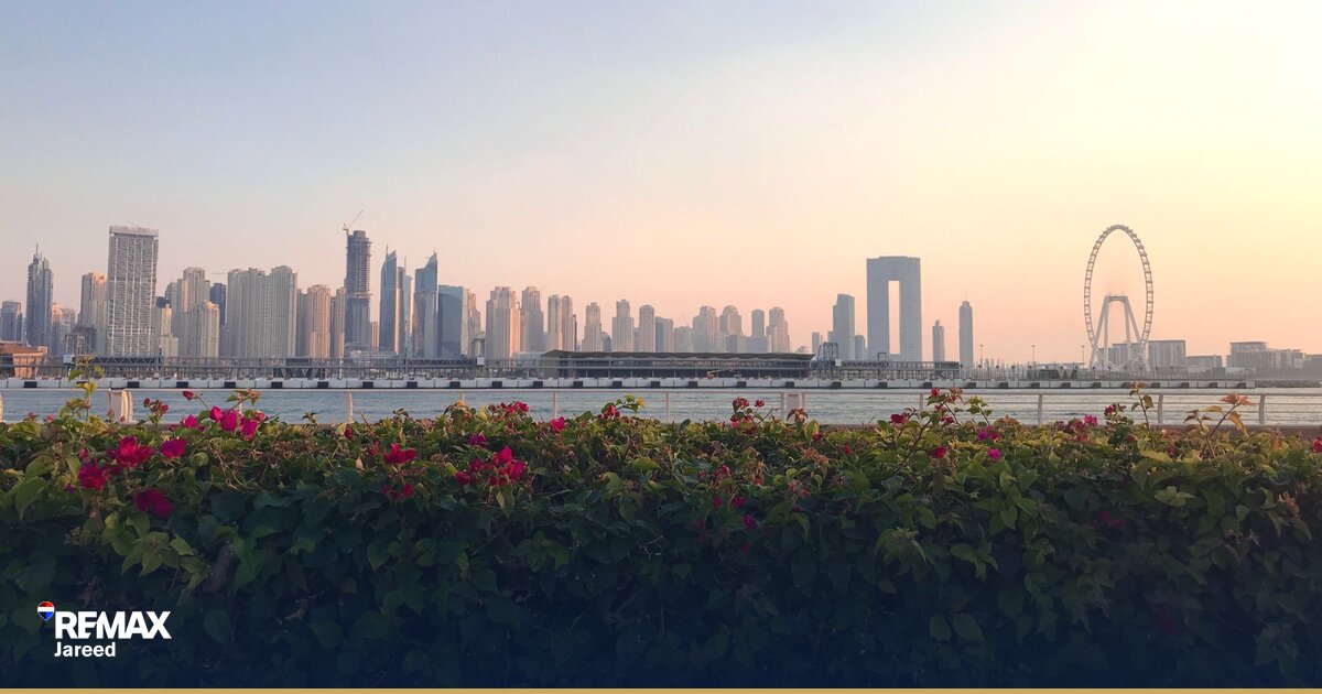 كمبوند سكني حديث في الحزام الأخضر غرب القاهرة مع مساحات خضراء وبحيرات صناعية