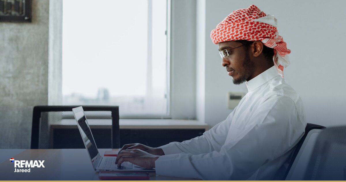 وكيل عقاري محترف يجري مكالمة هاتفية لترتيب معاينة عقار في الشيخ زايد