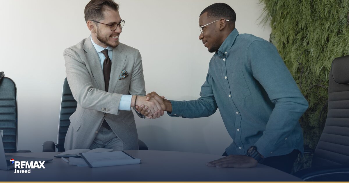 وكيل عقاري يراجع فواتير اشتراكات شهرية على حاسوب محمول مع آلة حاسبة