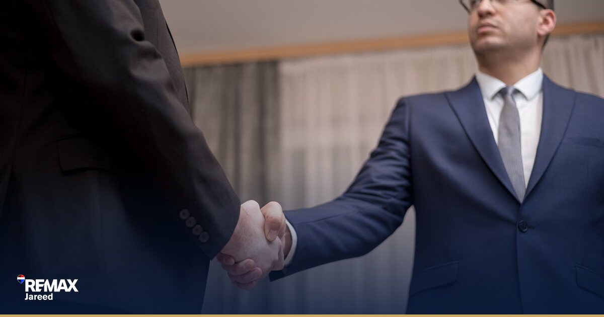 وكيل عقاري يحسب عمولة بيع فيلا في 6 أكتوبر على حاسبة مع ورق عقود ومفاتيح