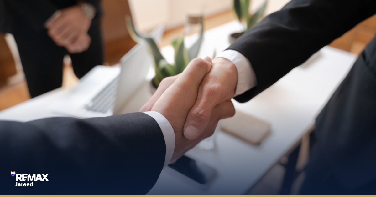وكيل عقاري في 6 أكتوبر يحسب عمولة 3 صفقات على مكتب مع آلة حاسبة ومستندات