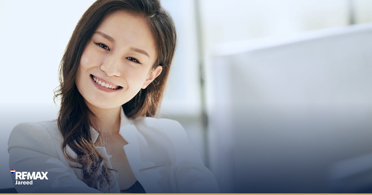 وكيل عقاريّ في 6 أكتوبر يُصافح عميلاً في مكتب RE/MAX حديث بعد إغلاق صفقة عقاريّة ناجحة